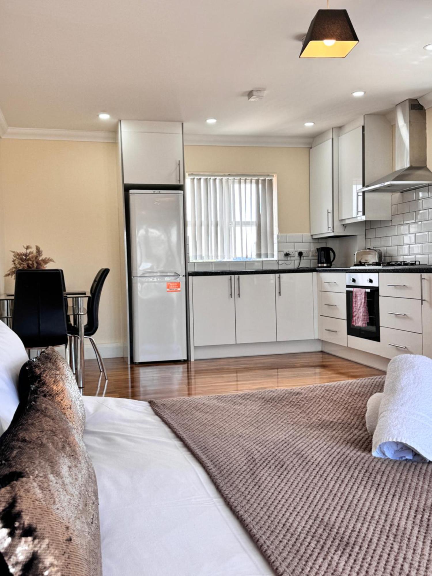 Relaxing Airport Rooms Stanwell Exterior foto